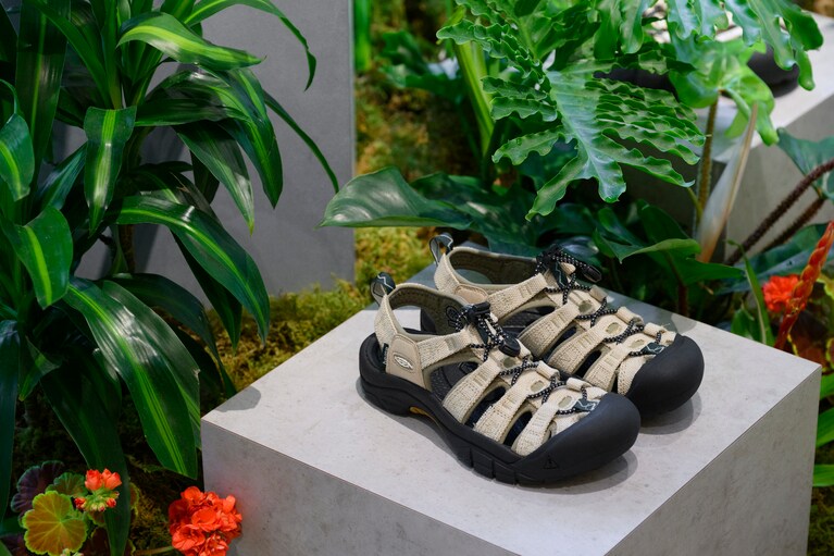 昨年も好評を博したキーンとのコラボ第2弾が、4月24日より発売中。「ニューポート レトロ」16,500円。ウィメンズ 22.5～26.0センチ。