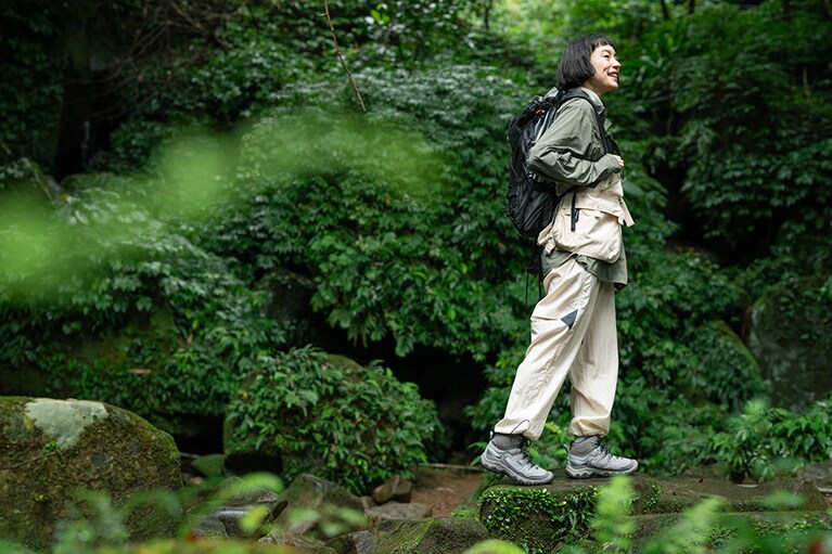 足裏に施されている全方向対応のラグパターンにより高い防滑性を実現すると同時に、どの方向への動きもスムーズに。