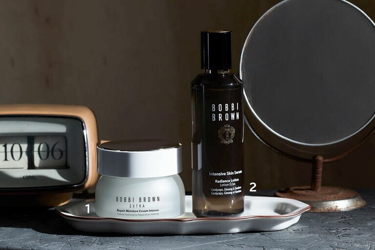 1：エクストラ リペア モイスチャー クリーム インテンス 50mL 13,750円／ボビイ ブラウン
2：インテンシブ スキン セラム ラディアンス ローション 150mL 7,700円／ボビイ ブラウン