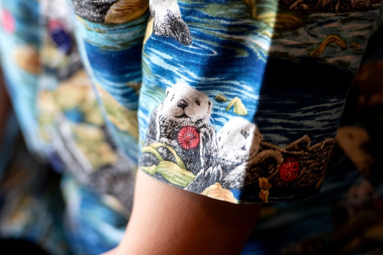 ラッコのシャツにきちんとアイロンを当てて。