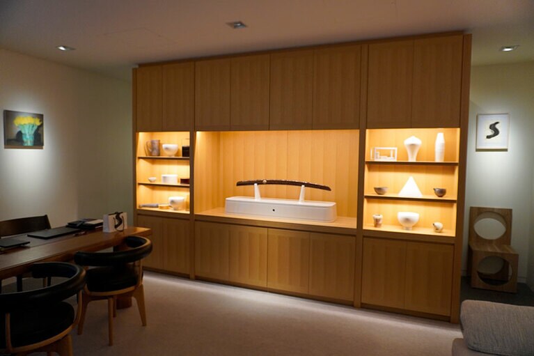 「芸術家の街」として有名な新門前通りへのオマージュとして、館内にはさまざまなアート作品が展示されている。