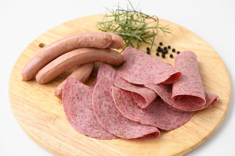 【和歌山県】左から：Noiel(ノイエル)の「熊野牛のヴルスト」600円(120g)、「紀州鹿のソーセージ」530円(100g)。