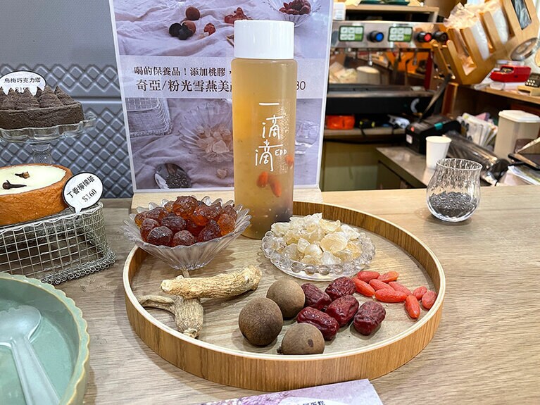 美容にいい漢方薬と天然コラーゲンを配合した美肌ドリンクが入っていることが、一目瞭然のディスプレイ。