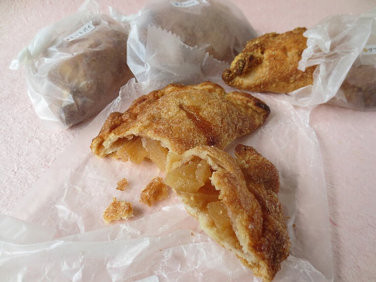 アップルパイを割って、ガブリ。「パイ生地は、アメリカの伝統的な家庭のレシピがベース」と甲谷さん。