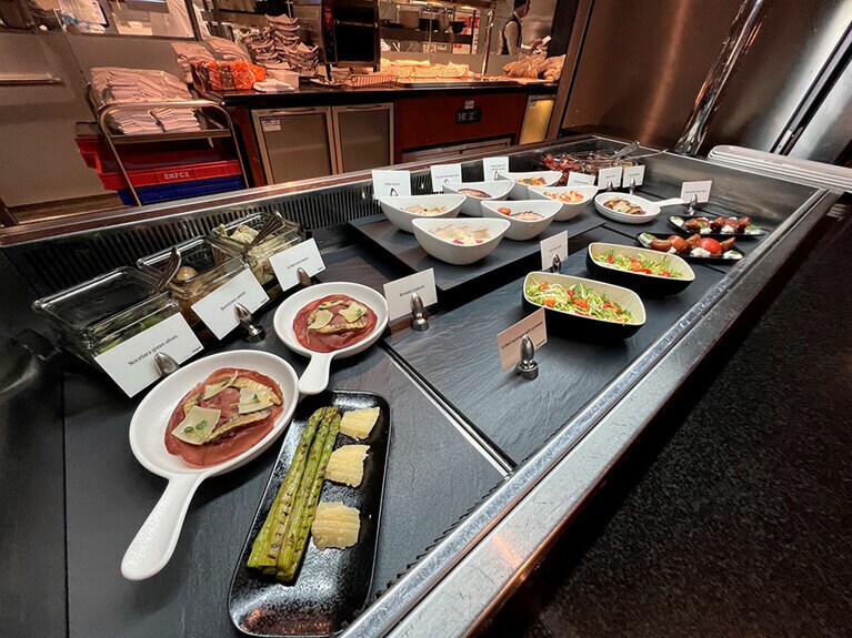 メニューから選んでオーダーもできるし、一人前ずつ盛り付けられた料理から選ぶこともできる。