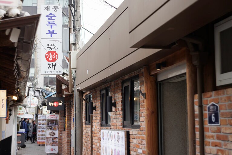 安国駅の近くにある。