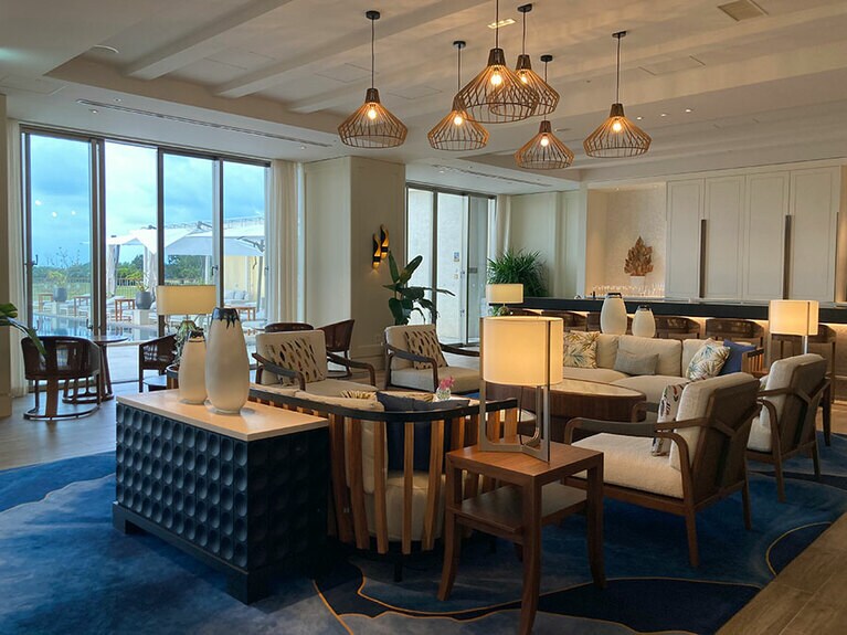 クラブラウンジ。右奥に見えるのはバーカウンター。