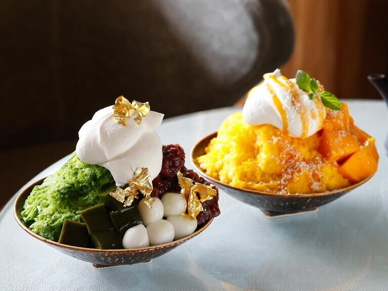 「抹茶のシェーブアイス あずきと白玉」「マンゴのシェーブアイス ココナッツとヨーグルトクリーム」各3,400円（※別途サービス料）。提供期間：2025年6月1日～8月31日　提供時間：11:00～24:00（23:00L.O.）　※土日祝は要予約。初出：2025年7月5日