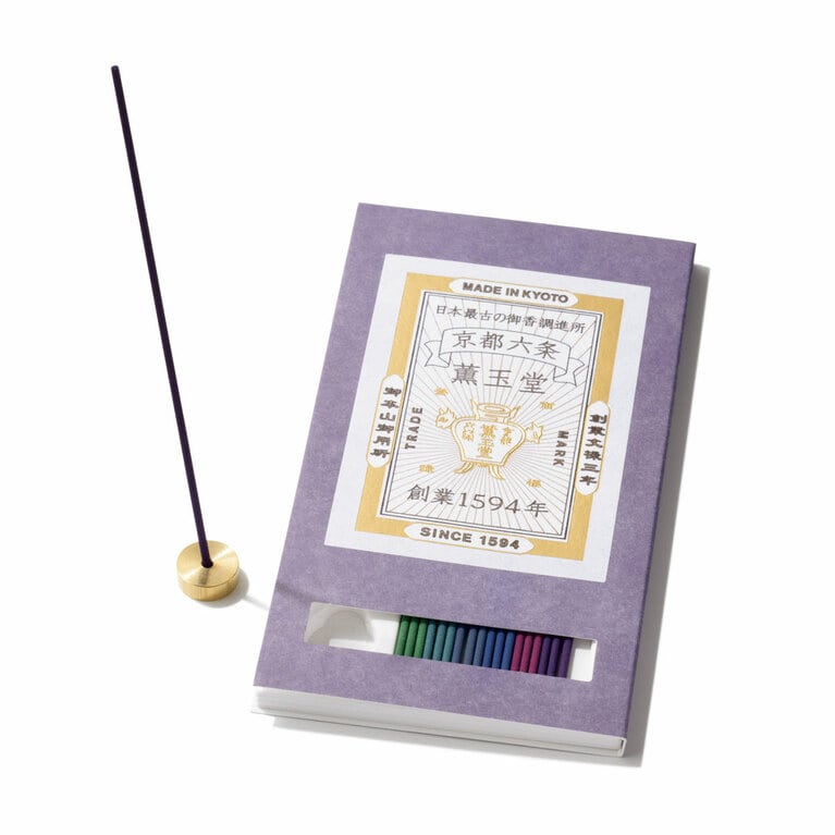 「試香 藍」6種類各3本（堺町101のみ4本）入り、香立付き 2,200円／薫玉堂 本店。1594年から日本最古の御香調進所として代々続く香りの老舗。伝統の調香レシピをもとに現代の暮らしに合う香りを提案。