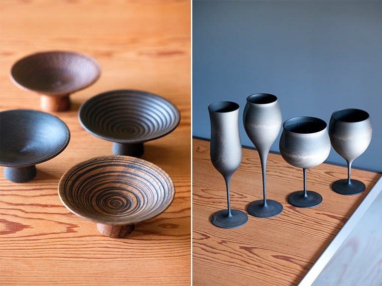 （左）刃物で削りながらろくろを回す加飾挽きの盃、1個7700円。（右）極限まで細く挽いたステムや薄い飲み口に熟練の技を感じる酒器。