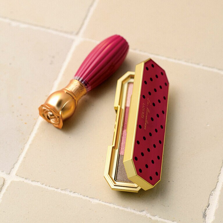 LES MERVEILLEUSES LADURÉE　左から：「リキッド ルージュ 07」3,200円、「アイカラー コレクション 06」5,300円／レ・メルヴェイユーズ ラデュレ