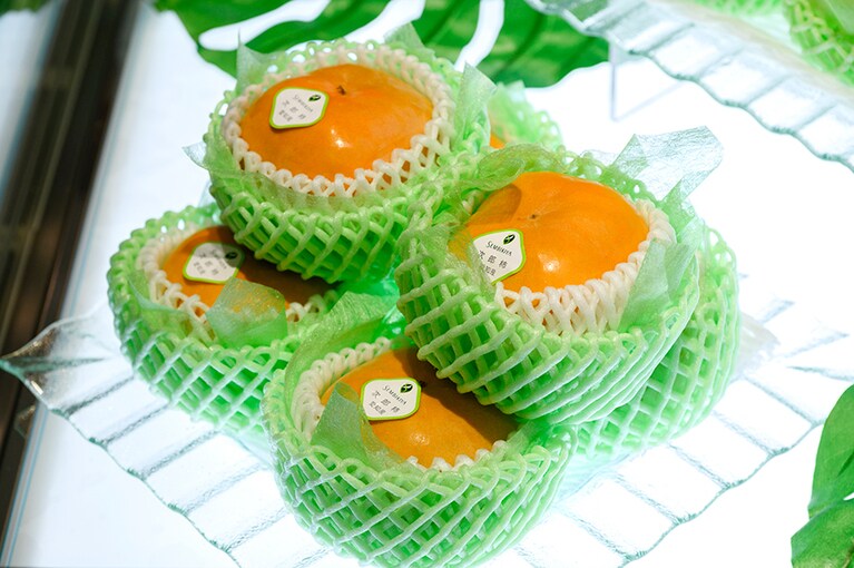 取材した時期には次郎柿が並んでいました。秋が深まると富有柿が店頭に並びます。