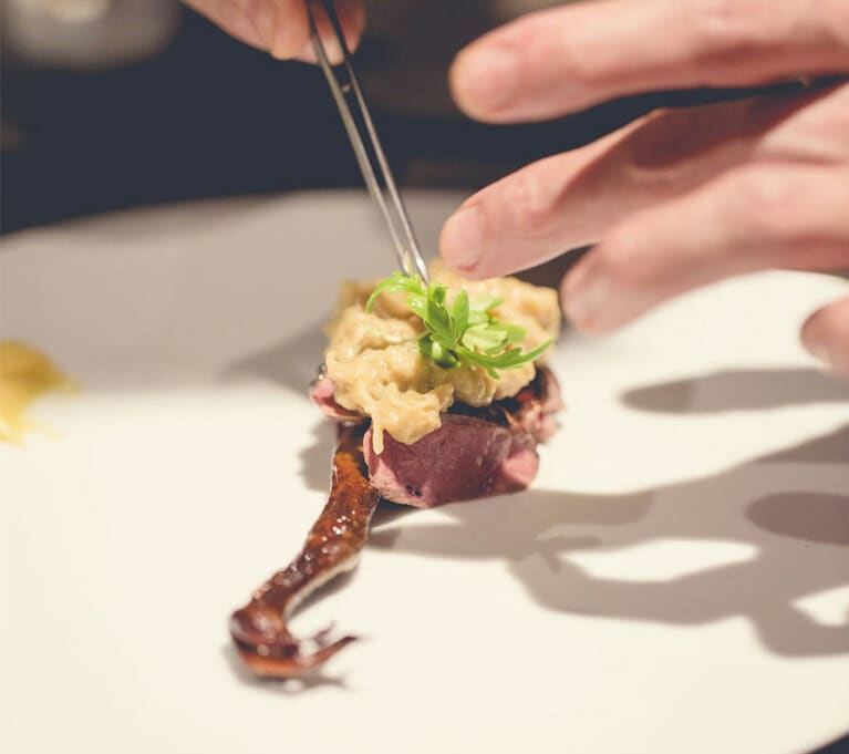 台湾産のハト肉に合わせているのはタイ料理に使うカフィルライムの葉や焼きナスのソース。フレンチの王道料理が一気にアジアの味になる。