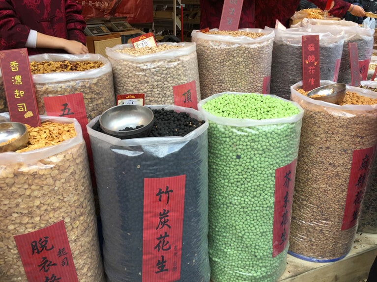 一際大きな声が飛び交っている豆売り場周辺。