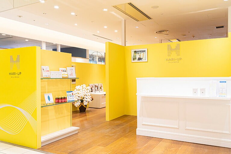 綿棒美容を教わった「HARI-UP(ハリアップ)」丸ビル院。一般的な鍼灸治療やマッサージのほか、美容鍼や美腸鍼、頭痛解消のメニューも人気。