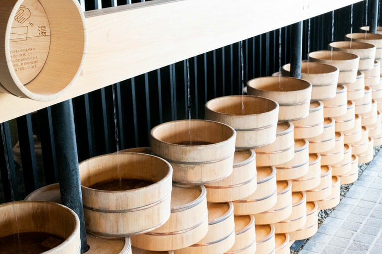 湯の広場の「手湯」で、まずは旅の疲れをリフレッシュ。