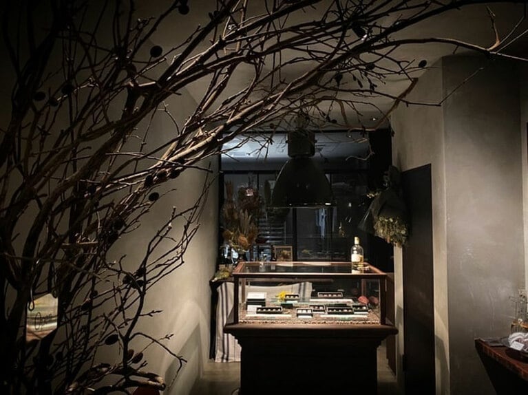 森の奥深くに迷い込んだかのような店内。