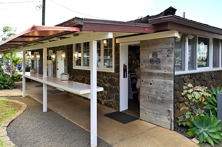 店先のカウンターか外のテラスでコーヒータイム。