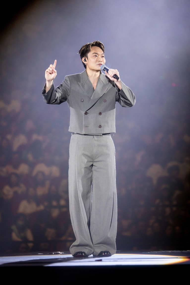 ステージに立つトニー・ウーさん。ワールドツアー中のレイモンド・ラムさんのコンサートの一場面。