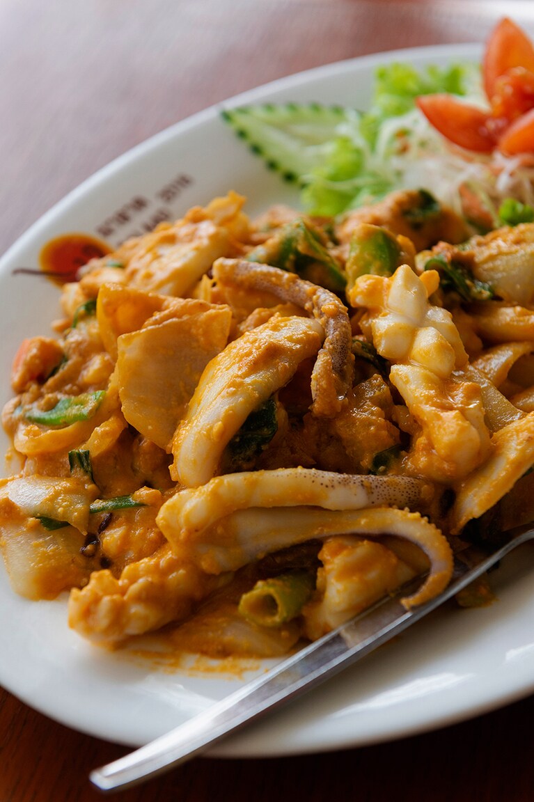 ご飯がどんどん進みそうな“イカの卵黄炒め” 380タイバーツ。