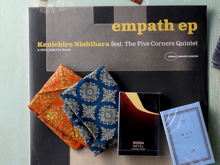 左から、オリジナルレコードとカセット 1,000円～〈K〉、「龍村美術織物」のきもの端切れから作られたスタッフ用チーフ〈K〉。