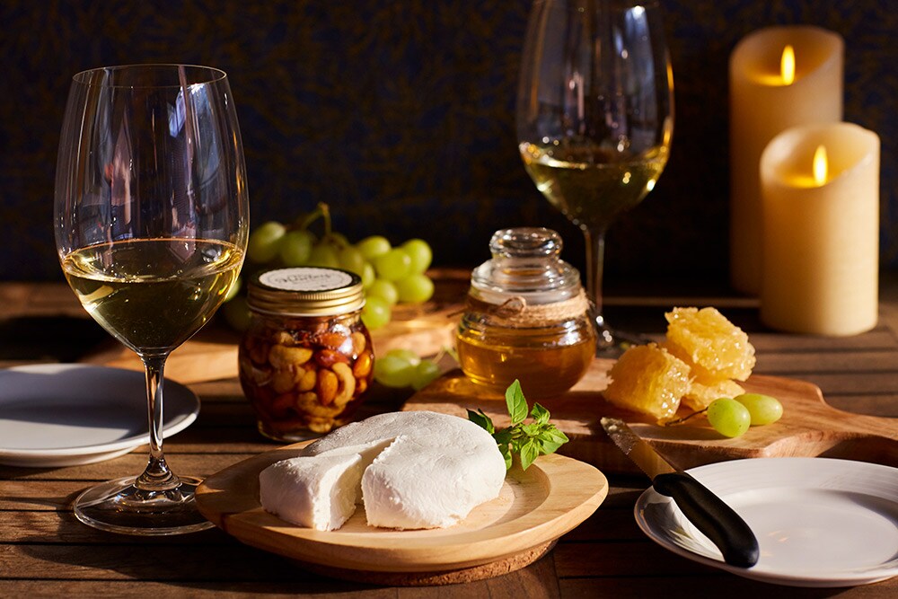 宿泊者専用施設「森のほとりcafé & bar」に用意される、チーズとハチミツ、ハチミツ酒。
