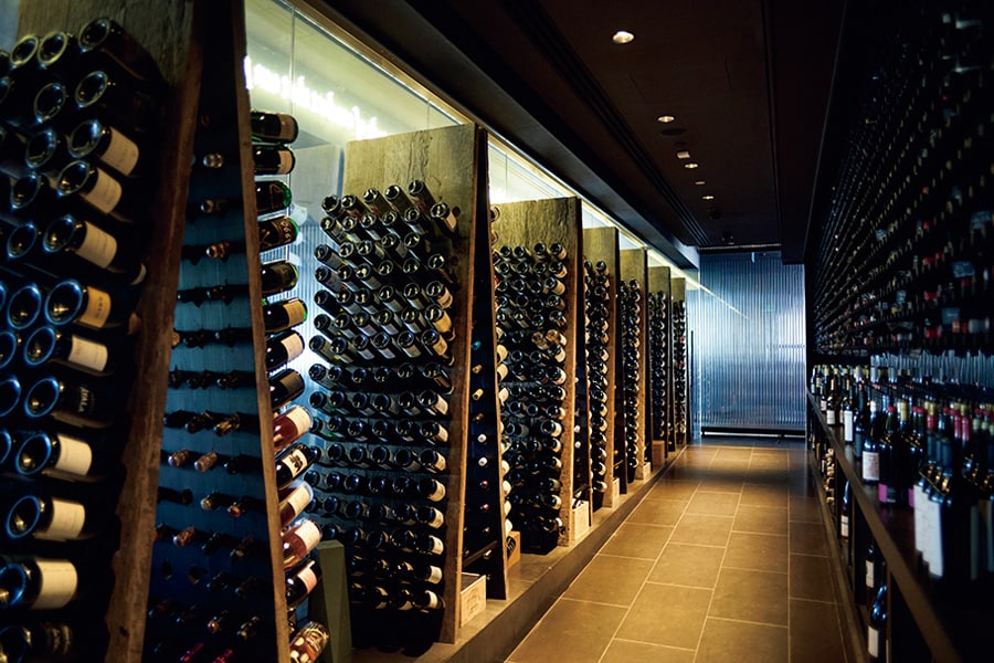 ワインセラーには約7000本の世界のワインが並ぶ。テロワールを真に表現しているワイナリーをセレクト。