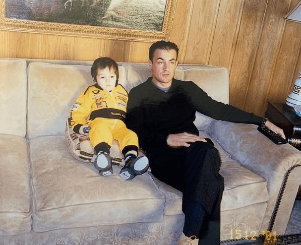 幼少期のジュリア―ノさんと、父親のジャン・アレジさん。幼い頃からレーサーを目指していた（ご本人Instagramより）