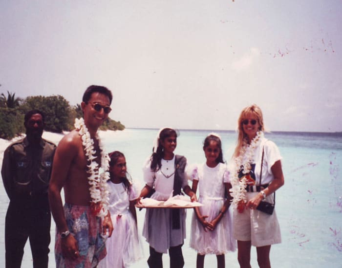 “ソネバ”の原点を物語る貴重な1枚の写真。1995年、初めてモルディブ・クンフナドゥ島を訪れたソヌとエバ。地元の人々から熱烈な歓迎を受けた様子は、貴重な1枚の写真からもうかがえる。