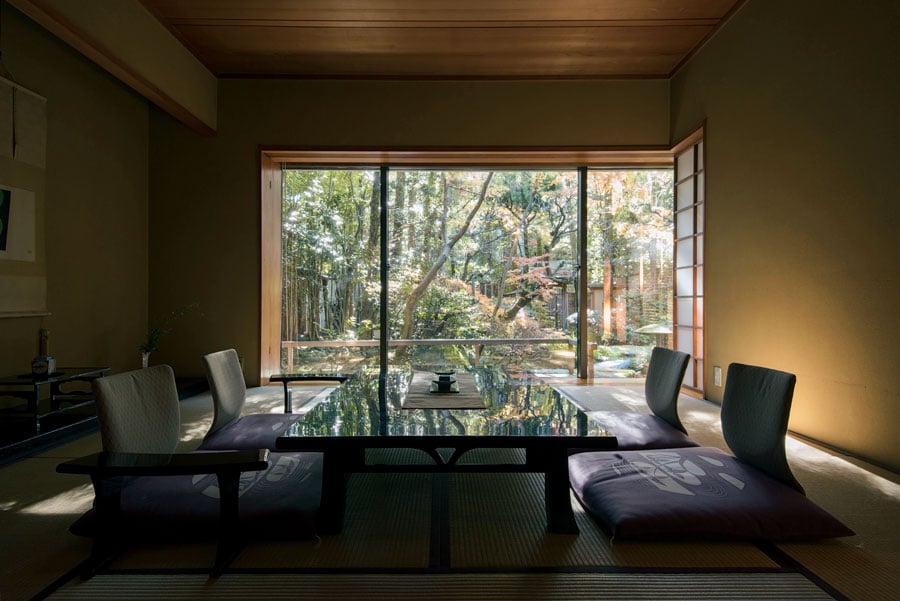 【大正屋】 離れの準特別室｢水晶」。10畳の和室から眺める杉木立の日本庭園は、絵のような美しさ。Photo: Hiroshi Mizusaki