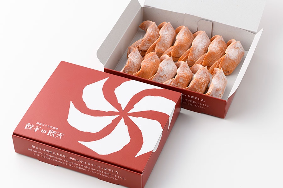 情熱の赤餃子 各1,296円(12個入り)。