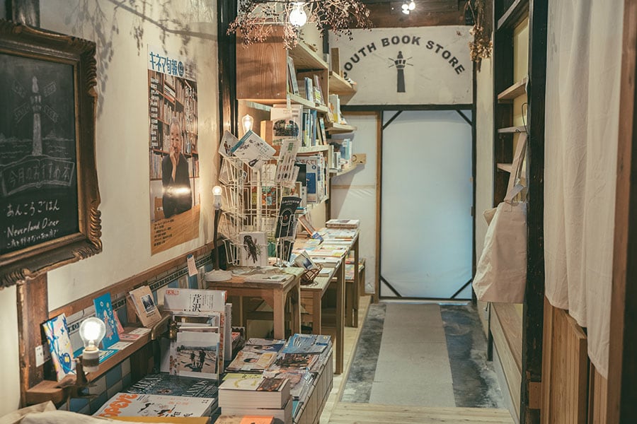 佐渡にまつわる雑貨の販売コーナーや新潟北書店の出張店「南書店」も併設。©カフェ日和山・南書店