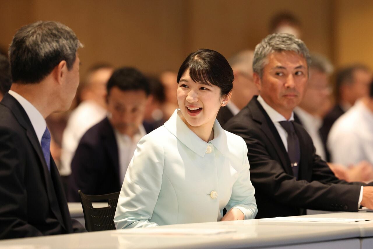 9月7日、「防災推進国民大会」の会場で、関係者と言葉を交わされる愛子さま［代表撮影］　©時事通信社