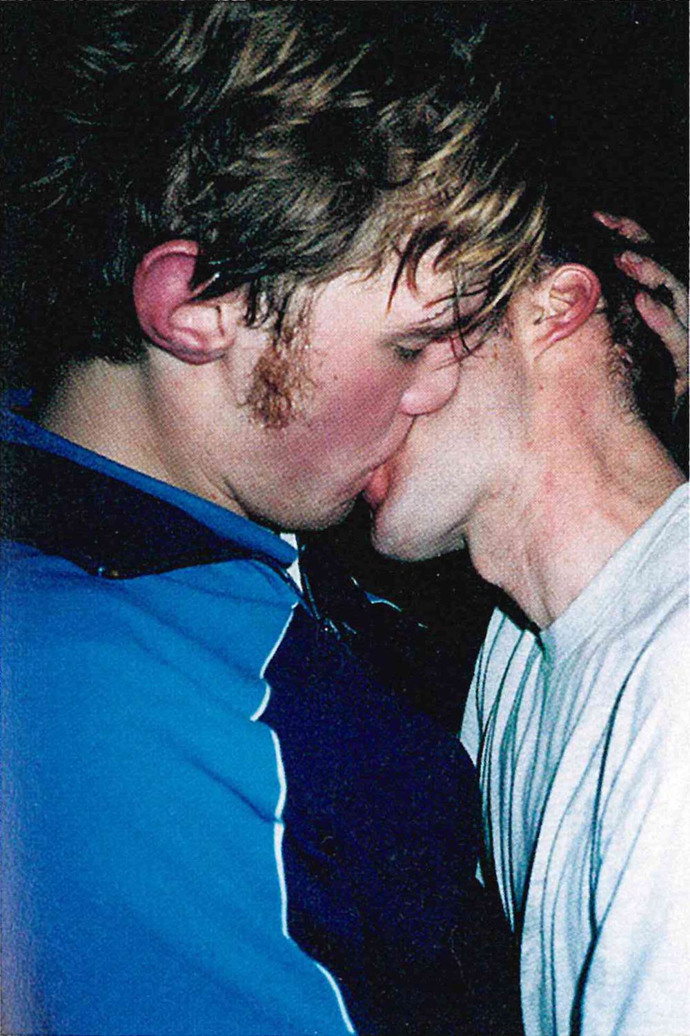 ヴォルフガング・ティルマンス「ザ・コック（キス）」 2002年 発色現像方式印画・紙 テート美術館蔵「テート美術館―YBA & BEYOND 世界を変えた90s 英国アート」図録より引用
