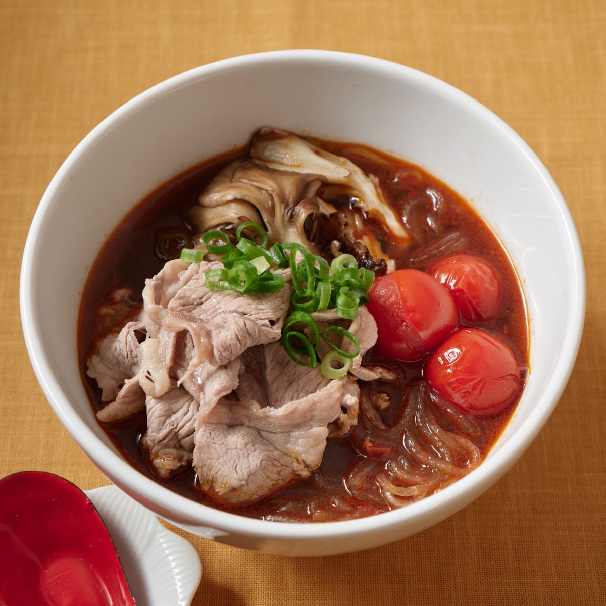 ラム肉の香りとミニトマトのジューシーさがマッチ！　まいたけ・ミニトマト・小ねぎ・ラム肉の麻辣湯。