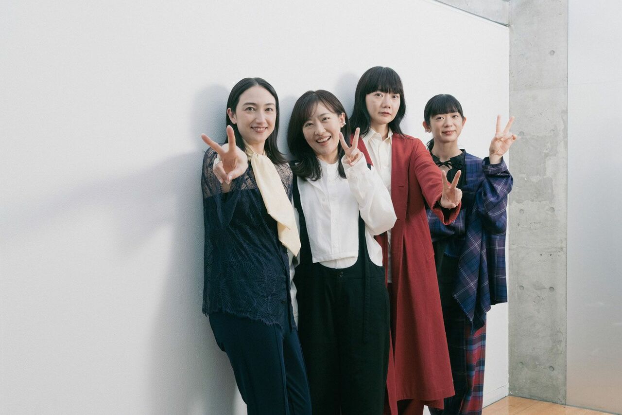 2005年公開時のパンフレットのポーズをとる香椎由宇、前田亜季、ペ・ドゥナ、関根史織(左から)