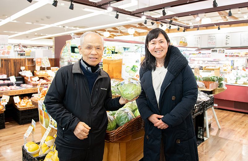 スーパーまるおか社長の丸岡守氏と作家の角田光代氏　Ⓒ文藝春秋