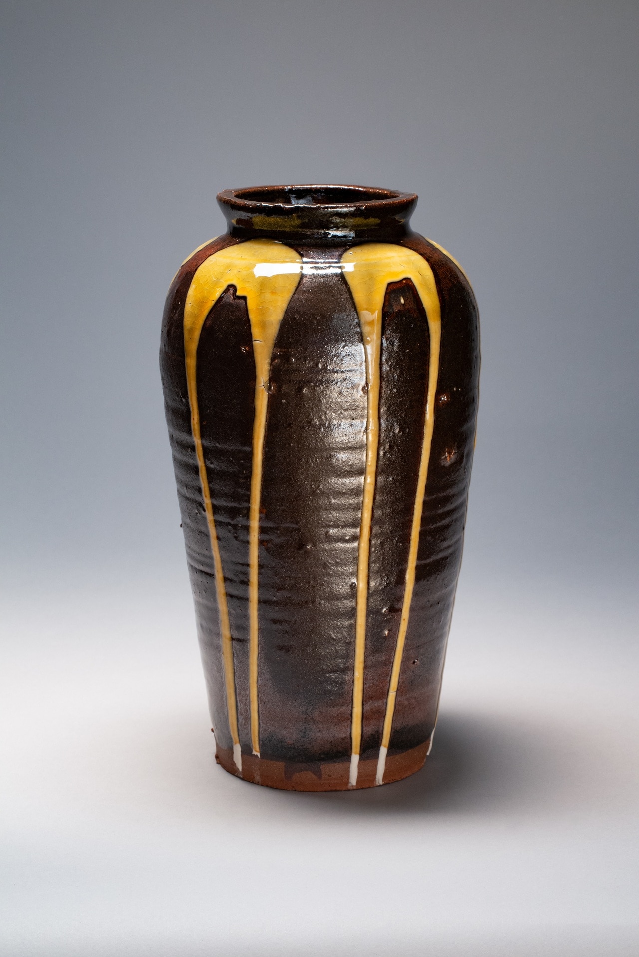 《流し薬壺》河井寬次郎　1930～31（昭和5～6）年頃　高30.2cm。※展示期間：9/5～10/12