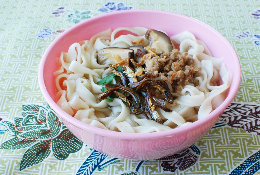 麺を4～5分しっかりゆで、添付のだし粉と香味油を溶いたスープに入れる。具は椎茸、肉そぼろ、素揚げの煮干しがおすすめ。とくに煮干しはパンミーに必須。