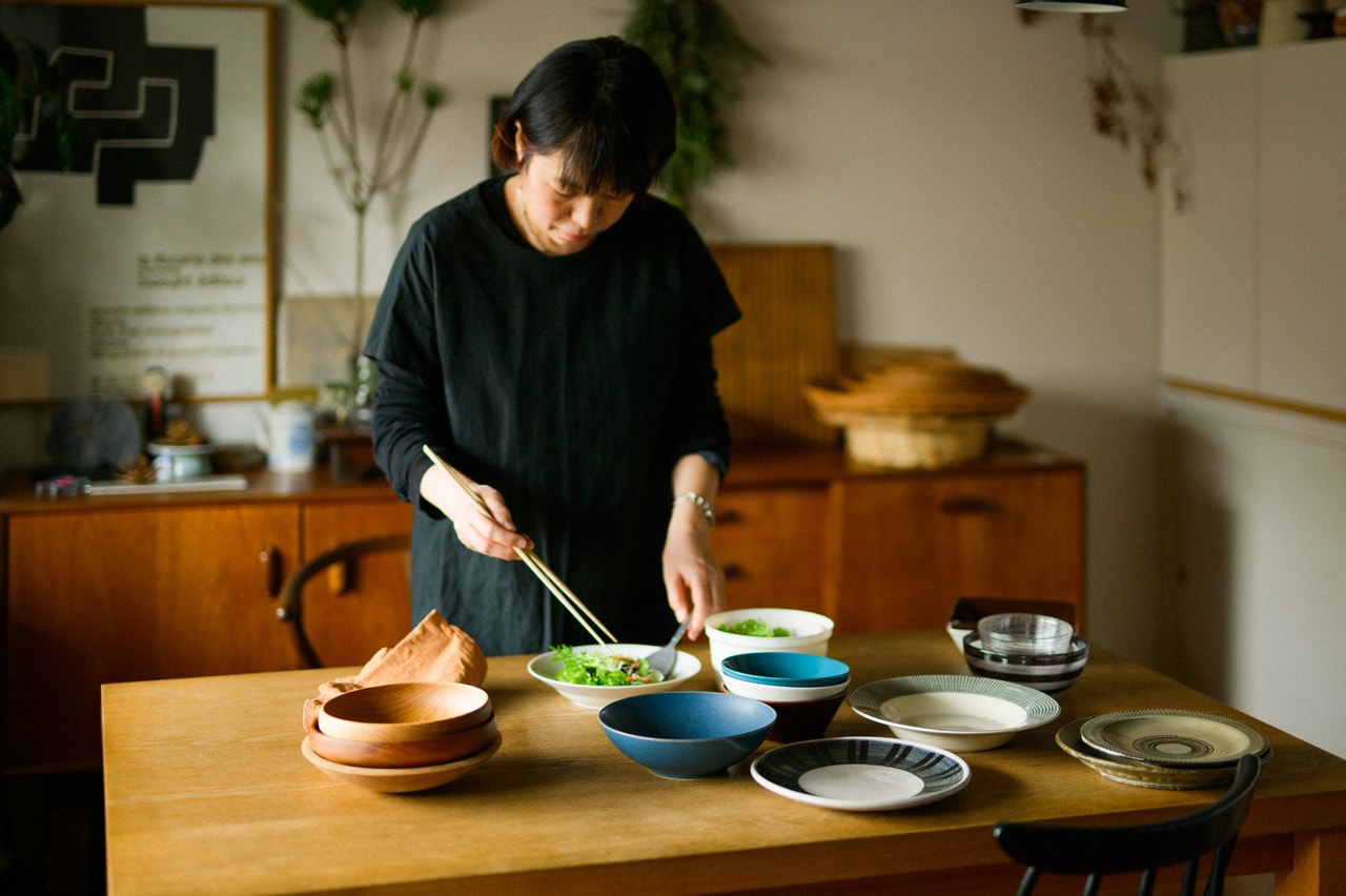 形、色味、高さや材質……いろいろなお皿にサラダを盛り替え、イメージを広げる。