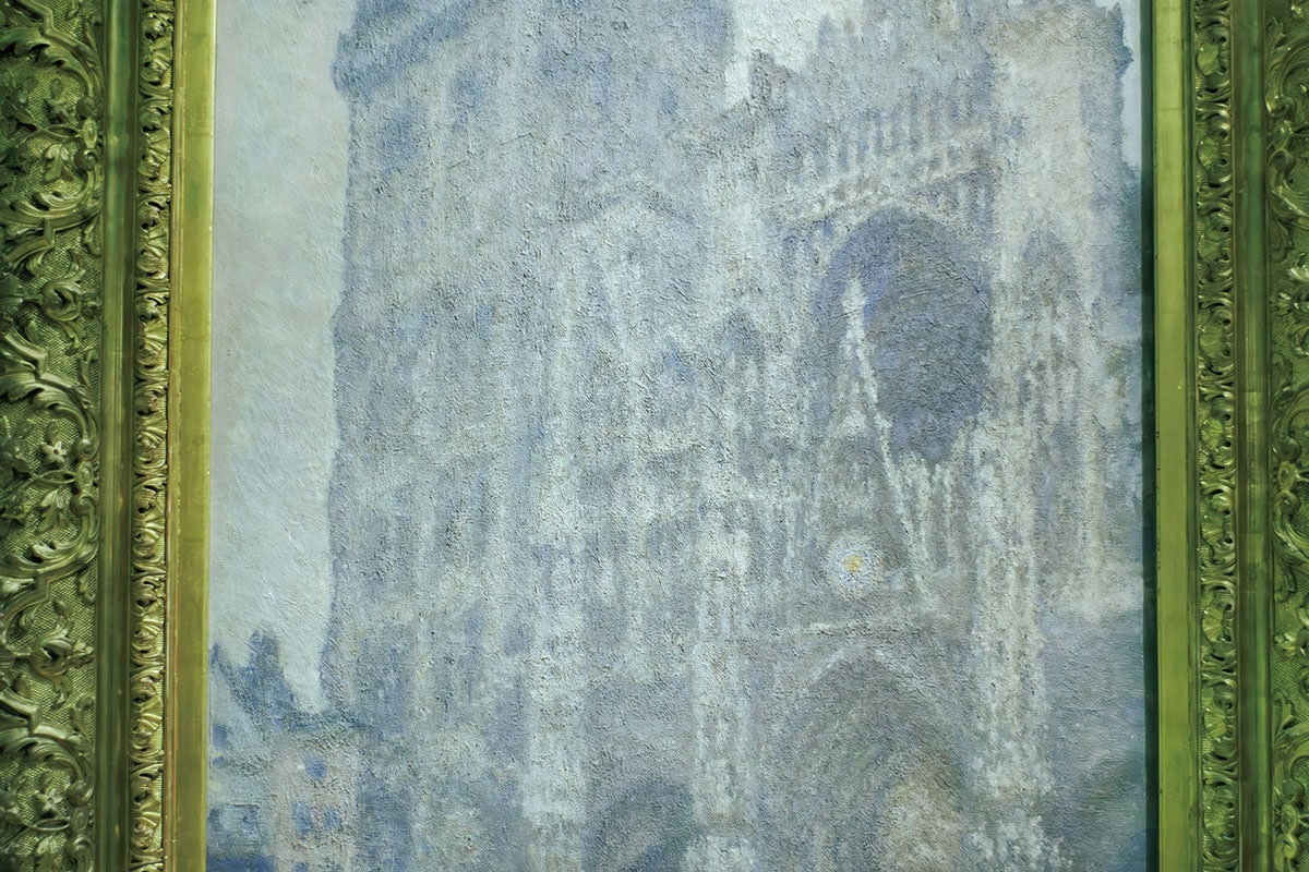 《ルーアン大聖堂扉口、曇り》1892年（52歳）灰色の空の下、石灰質の大聖堂が沈んだ色合いで、細部まで描き込まれている。実際の建物と見比べたい。