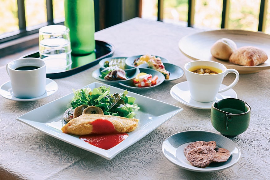 地元で採れた旬の食材をふんだんに使ったフレンチ朝食を重厚感のある食堂で。