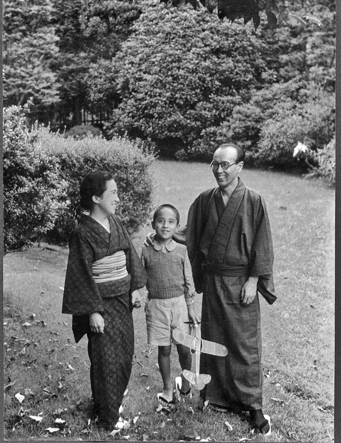 少年時代の谷川俊太郎と、母・多喜子、父・徹三　（写真提供・谷川俊太郎）