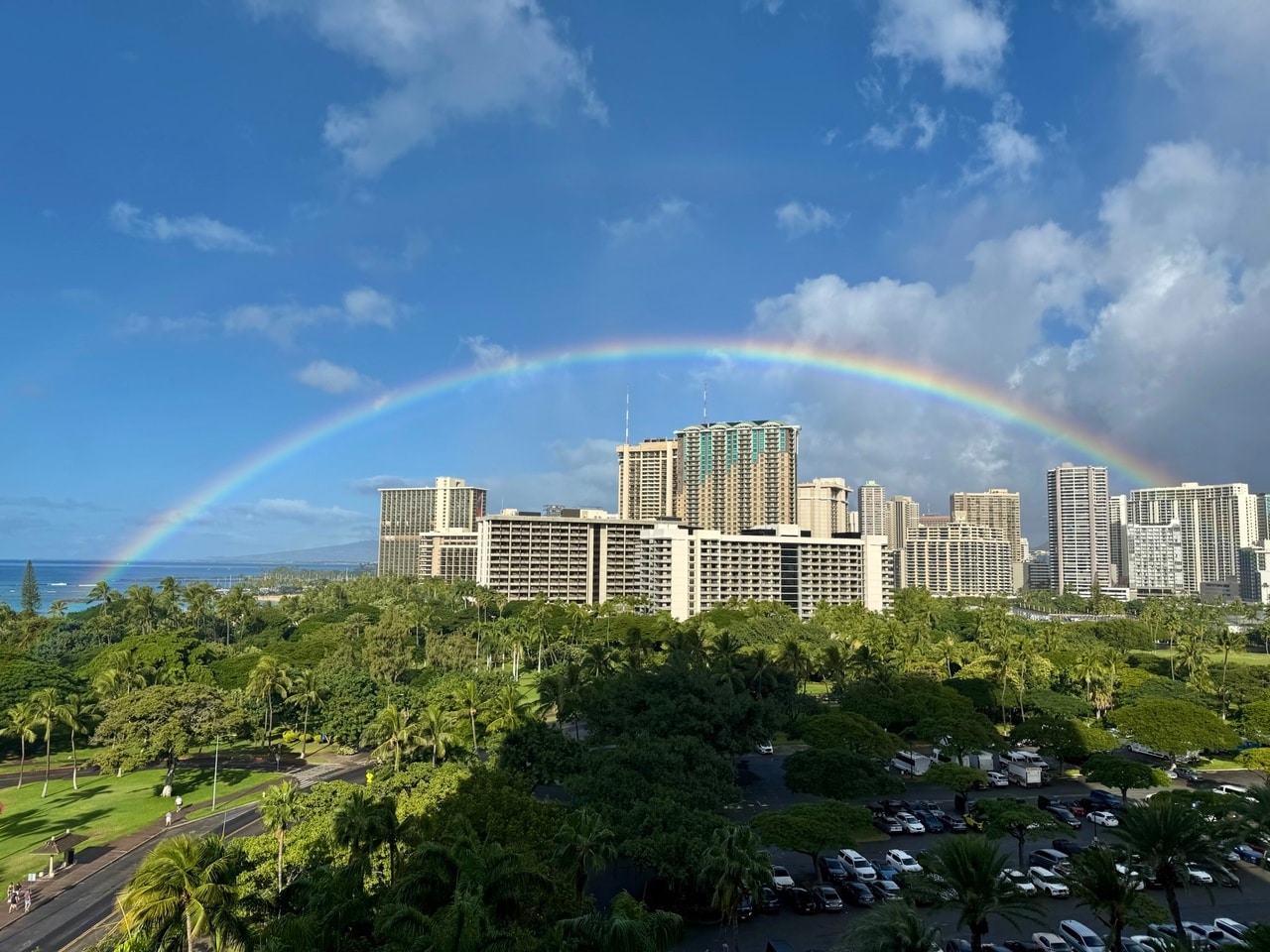 ワイキキの空にかかる特大アーチ。