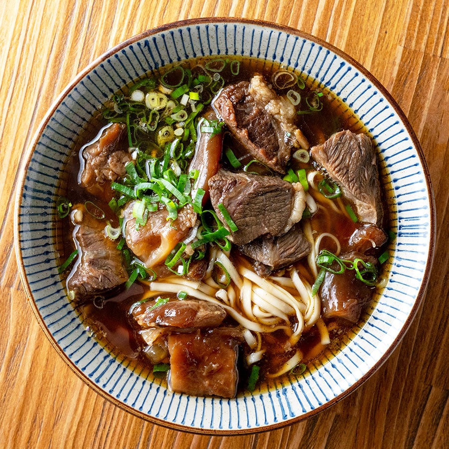 ホホ肉とスジ肉が両方のる「紅燒半筋半肉麵（陽春麺）」240元。