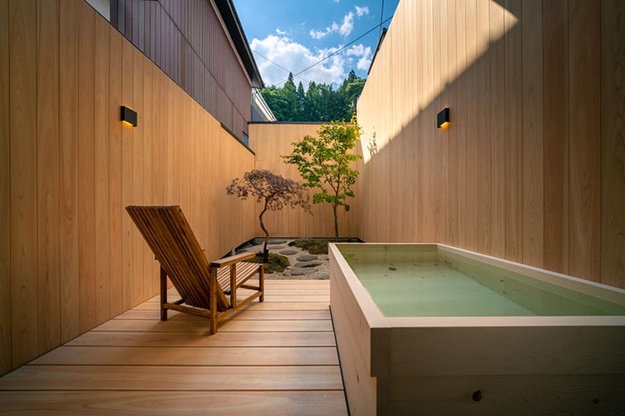 島茂屋 Shimamo-ya」の一室。開放感あふれるテラスと露天風呂。