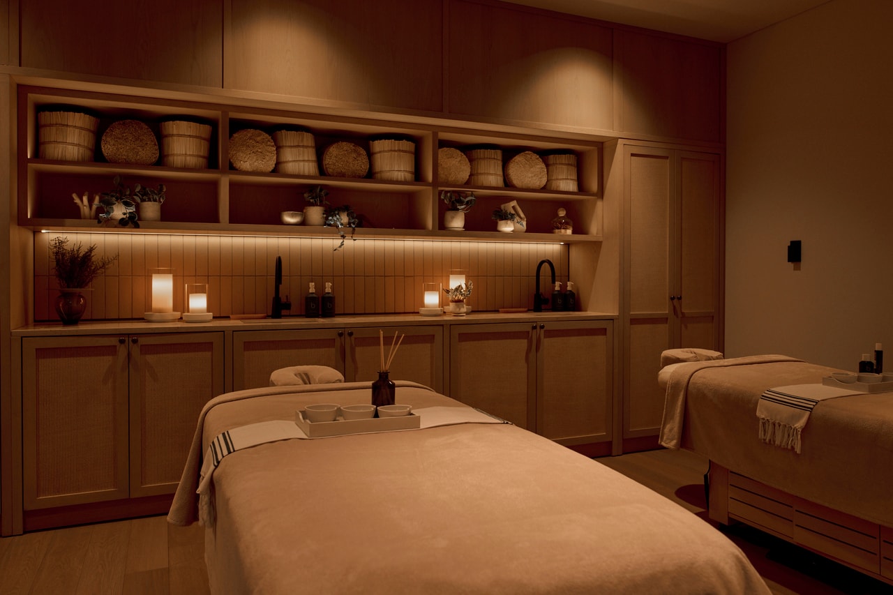 「bamford WELLNESS SPA」のトリートメントルームのイメージ。シグネチャーメニュー「1 Hotel Tokyo エクスペリエンス」は、フットリチュアル、回復を促すマッサージ、そして個々のニーズに合わせたフェイシャルを組み合わせたオーダーメイドトリートメント。