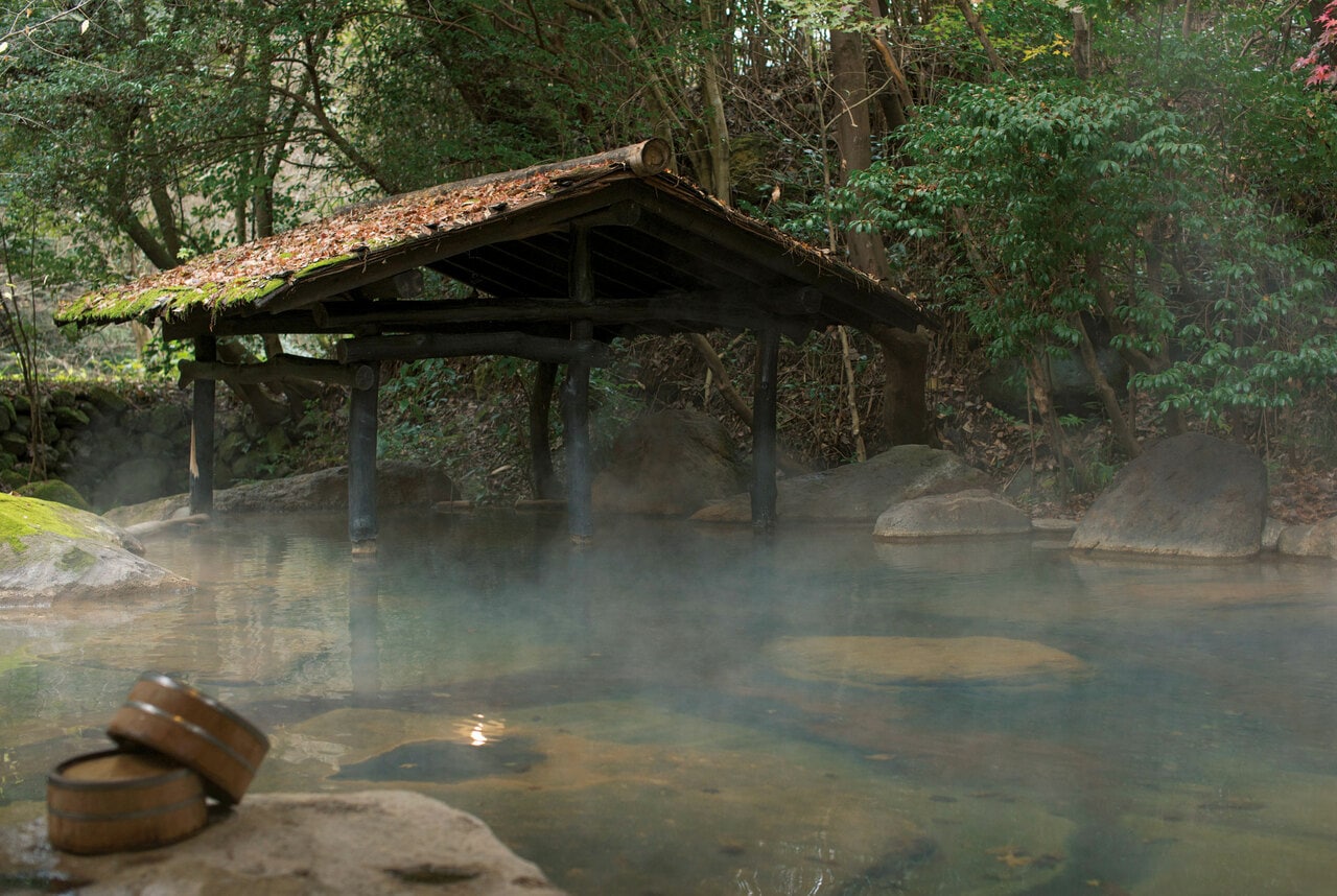 小川沿いの女性専用露天風呂「四季の湯」。