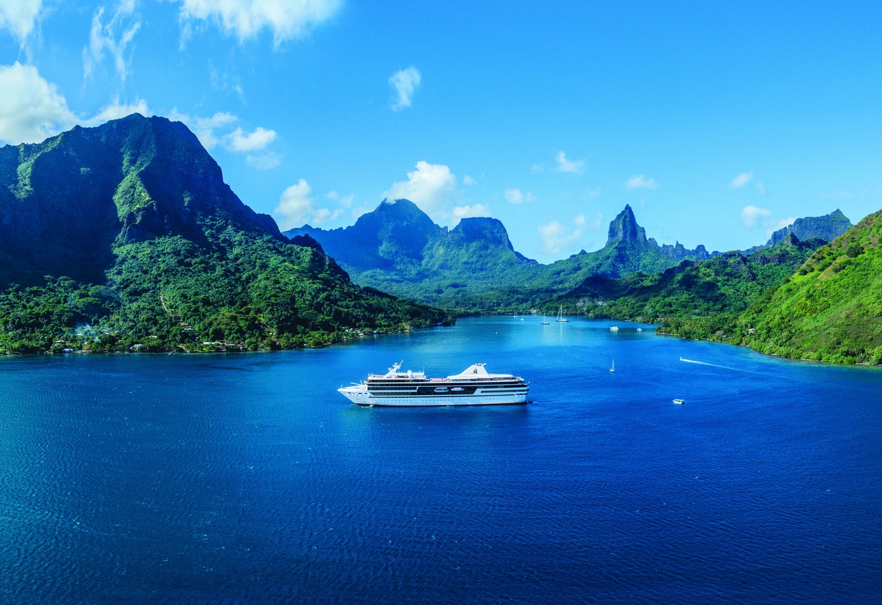 モーレア島のギザギザとした山並みを背景に停泊するm/sポール ゴーギャン。