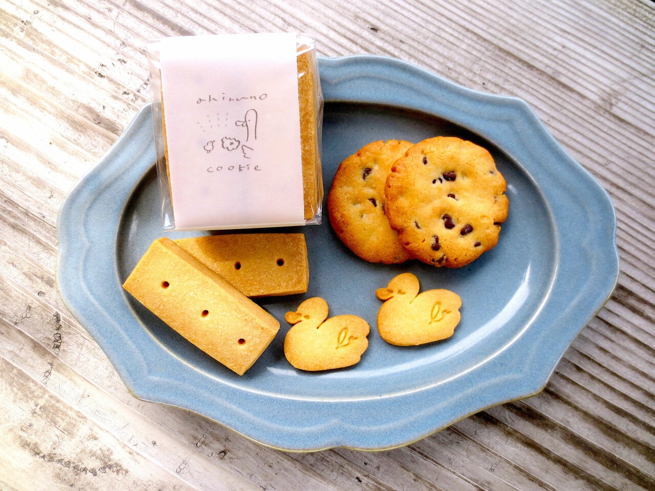 左上より時計回りに「ショートブレッド」1袋880円、「チョコチップクッキー」1袋900円、「あひるサブレ」1袋260円。
